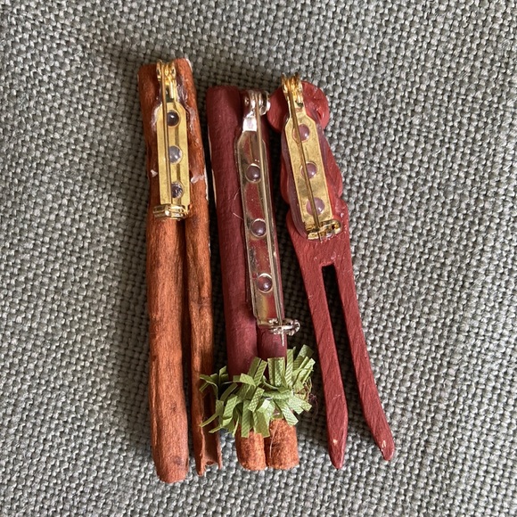 Set of 3 handmade holiday Christmas Santa pins or ornaments - Picture 8 of 8